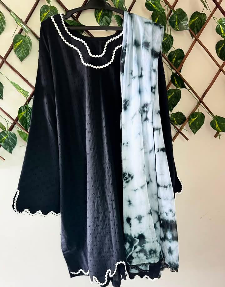 Black Scalloped Kurta with Tie-Dye Dupatta (3-Piece Set) product photo